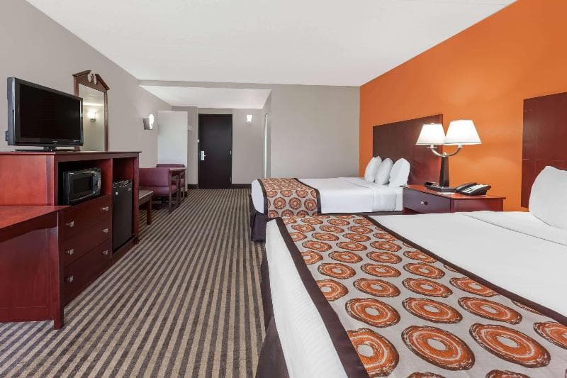 Howard Johnson By Wyndham Arlington Ballpark / Six Flags photo 1