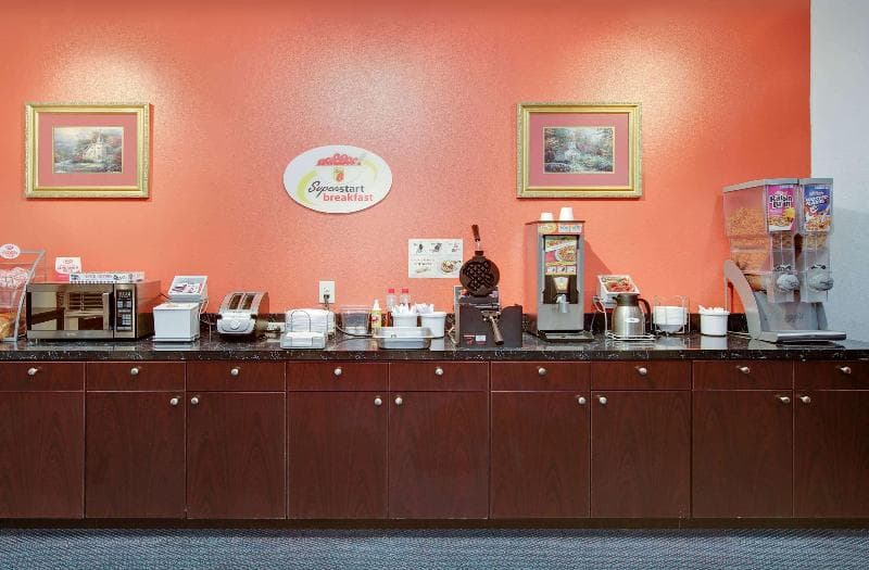 Super 8 by Wyndham Forney/East Dallas 3