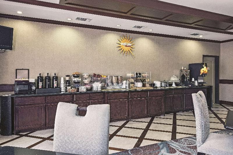 La Quinta Inn & Suites DFW Airport West-Euless 3