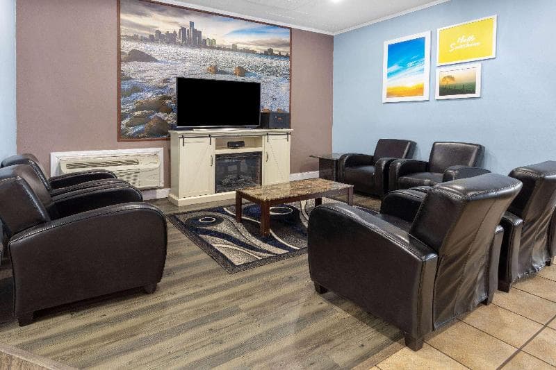 Days Inn By Wyndham Livonia - Detroit 5