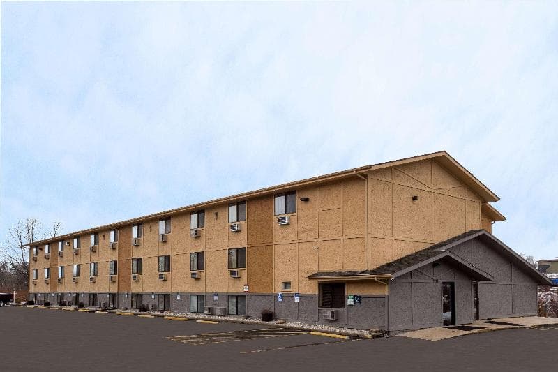 Super 8 by Wyndham Dubuque 4