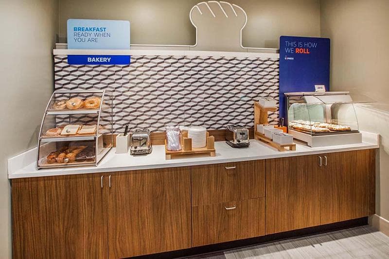 Holiday Inn Express & Suites Defiance 3