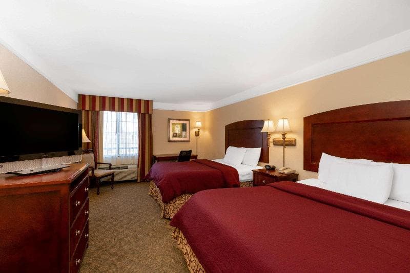 La Quinta Inn & Suites by Wyndham Dodge City 5