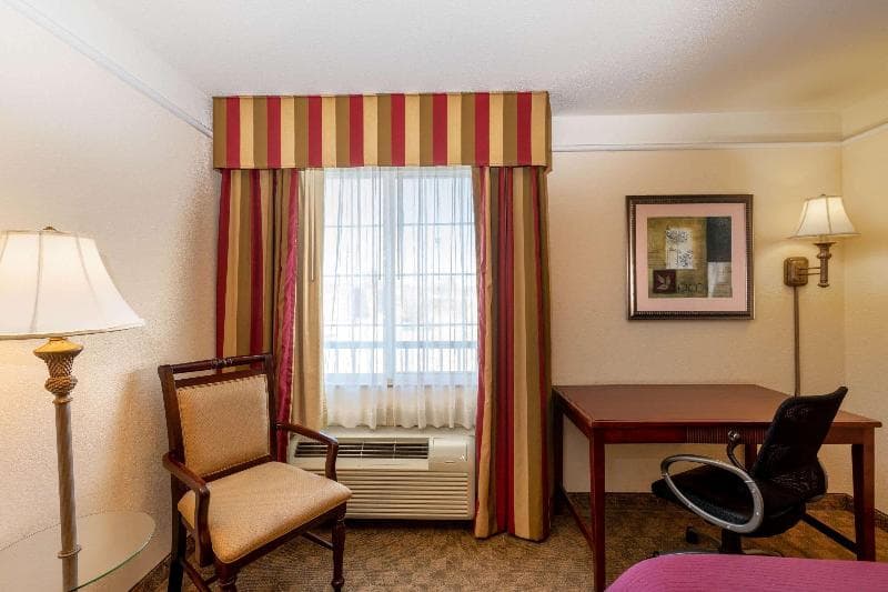 La Quinta Inn & Suites by Wyndham Dodge City 4