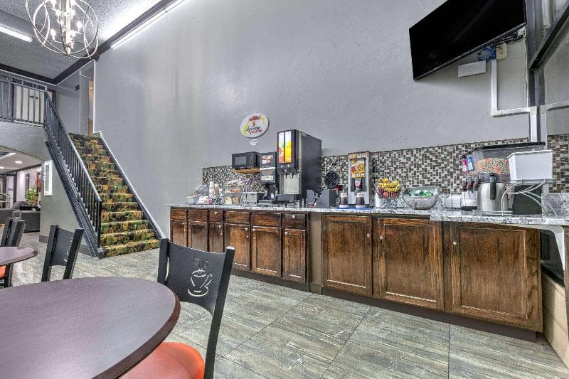 Super 8 by Wyndham Grand Prairie North 3