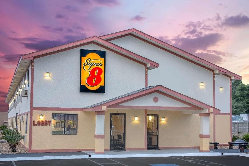 Super 8 by Wyndham Douglas 5