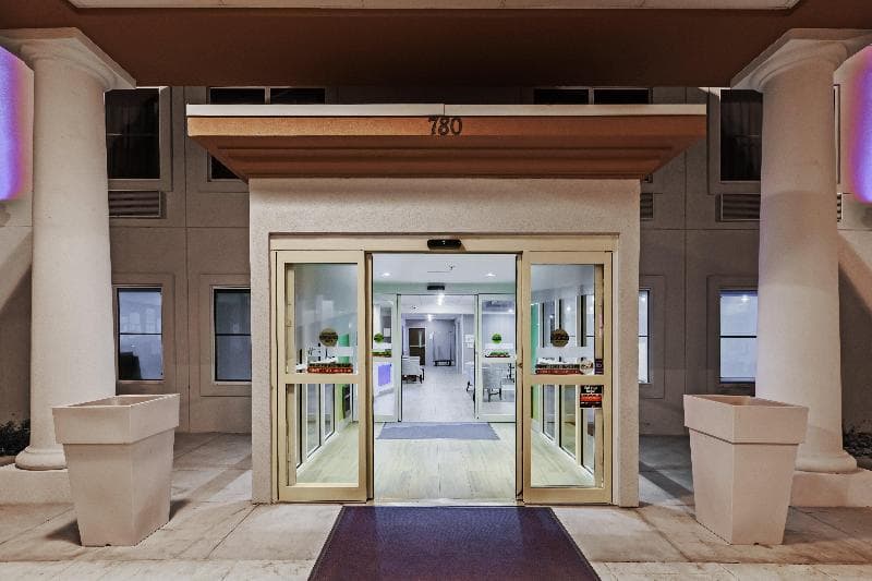 Holiday Inn Express & Suites Dallas Lewisville 3