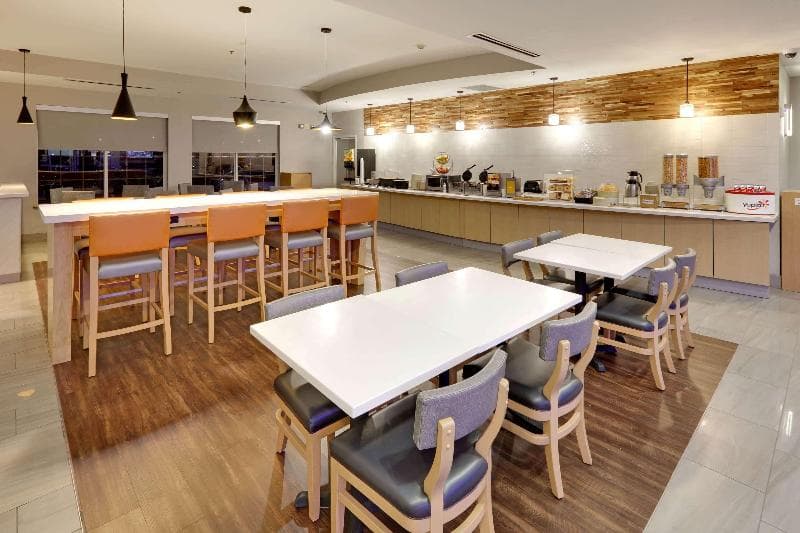 La Quinta Inn & Suites by Wyndham Dallas Love Field 3