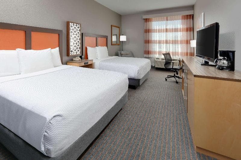 La Quinta Inn & Suites by Wyndham Dallas Love Field 5