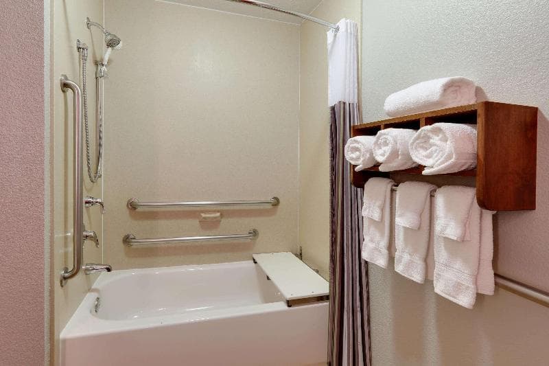 La Quinta Inn & Suites by Wyndham Dallas Love Field 4