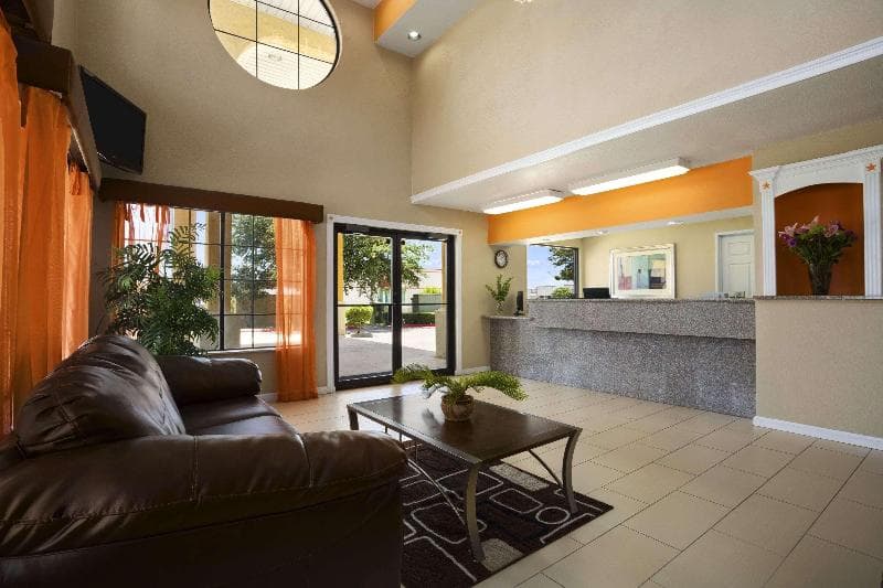 Super 8 by Wyndham Grand Prairie Southwest 4