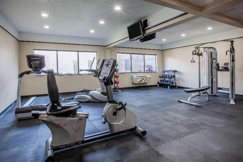 Days Inn & Suites by Wyndham Rochester Hills 2