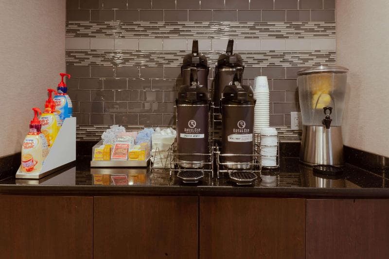 La Quinta Inn & Suites by Wyndham Detroit Utica 5