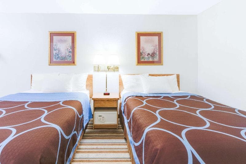 Super 8 By Wyndham Burlington photo 1