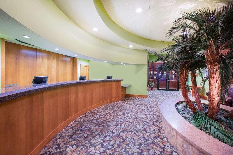 Ramada by Wyndham Des Moines Tropics Resort & Conference Ctr 3