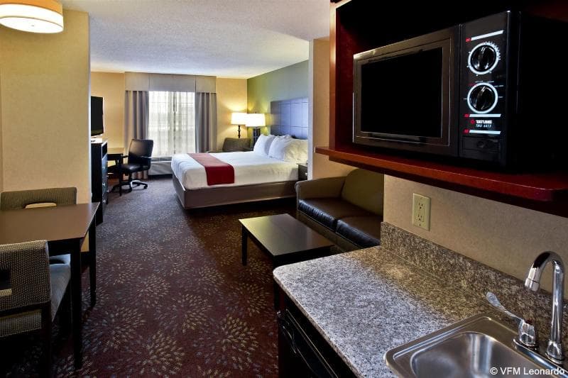 Holiday Inn Express & Suites Woodhaven 3