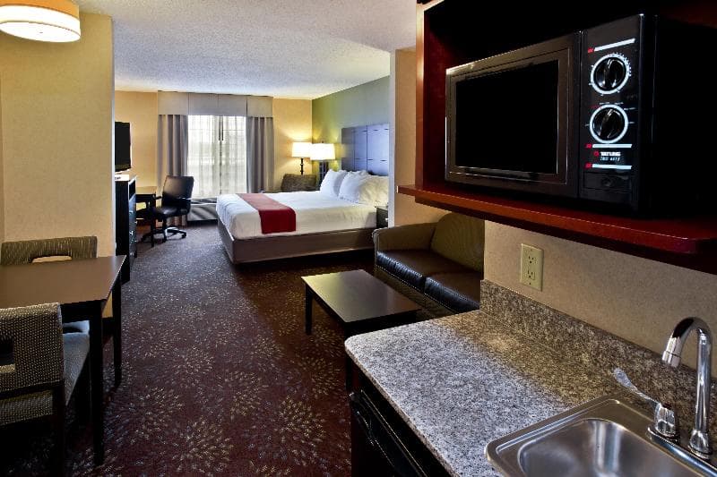 Holiday Inn Express & Suites Woodhaven 5