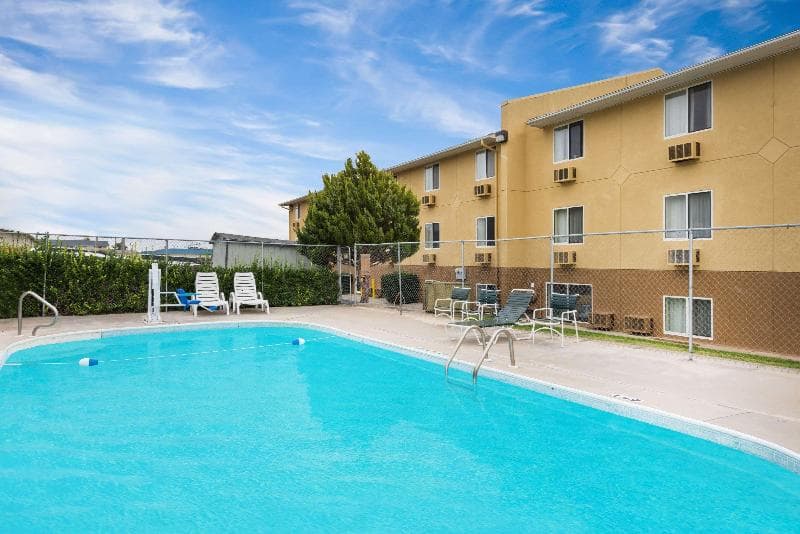 Super 8 By Wyndham Dodge City 4
