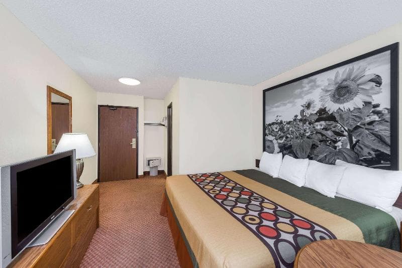 Super 8 By Wyndham Dodge City photo 1