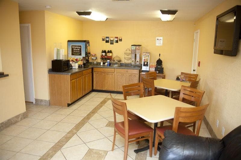 Days Inn By Wyndham Defuniak Springs 3