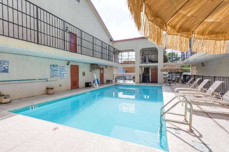 Days Inn By Wyndham Destin 5