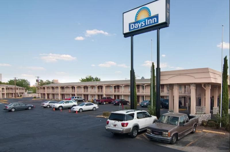 Days Inn by Wyndham Market Center Dallas Love Field 1