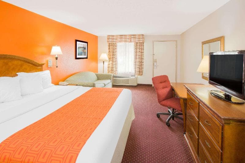 Howard Johnson By Wyndham Dothan 2