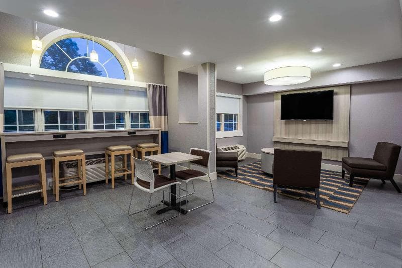 Microtel Inn & Suites by Wyndham Bethel/Danbury 5