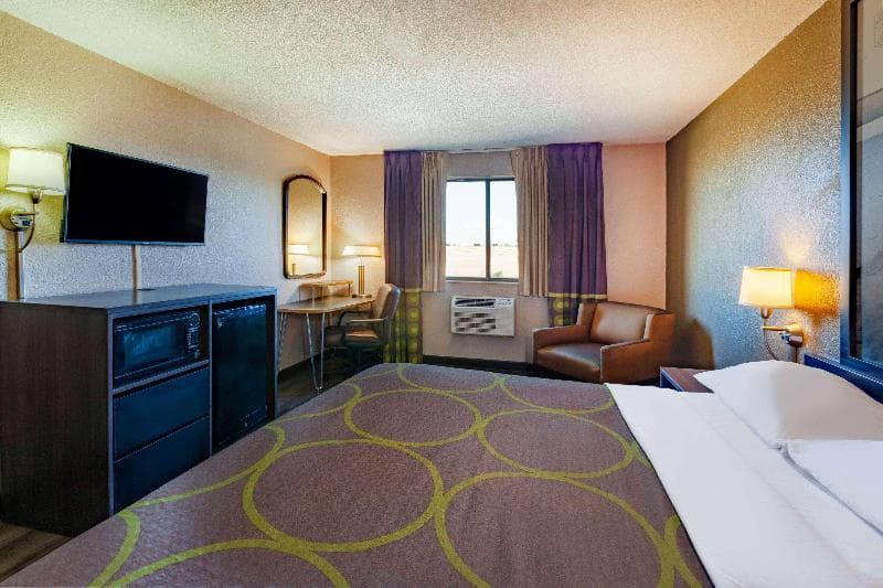Super 8 By Wyndham Roseville/Detroit Area 4