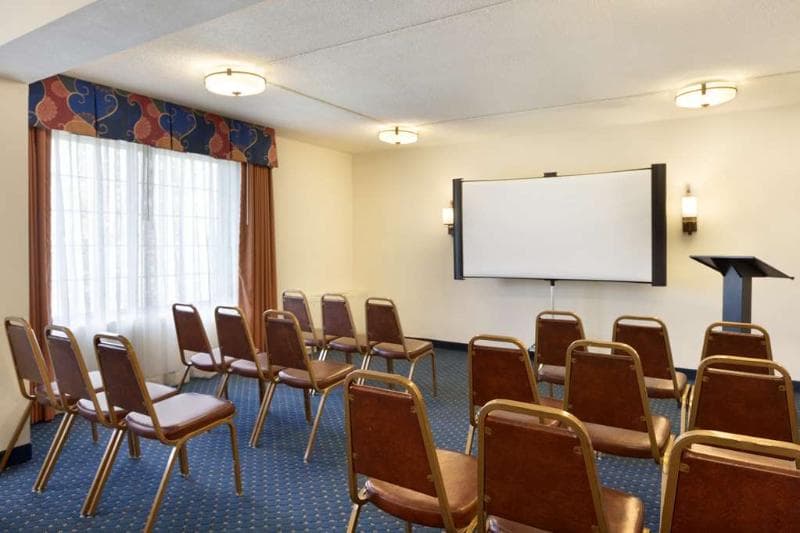 Country Inn & Suites by Radisson, Fredericksburg, VA 4