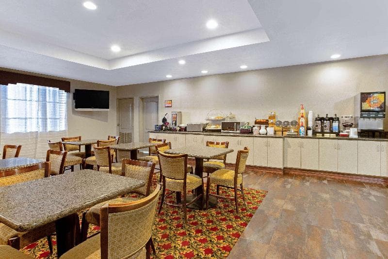 La Quinta Inn & Suites by Wyndham Cleburne 3