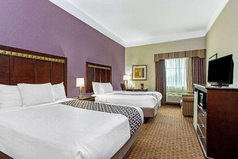 La Quinta Inn & Suites by Wyndham Cleburne 5