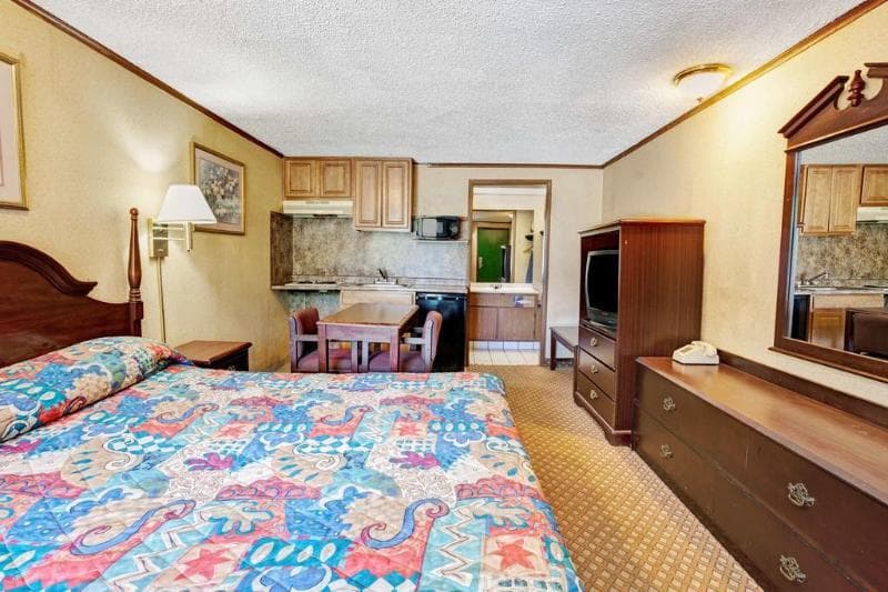 Knights Inn - Sterling Heights photo 1