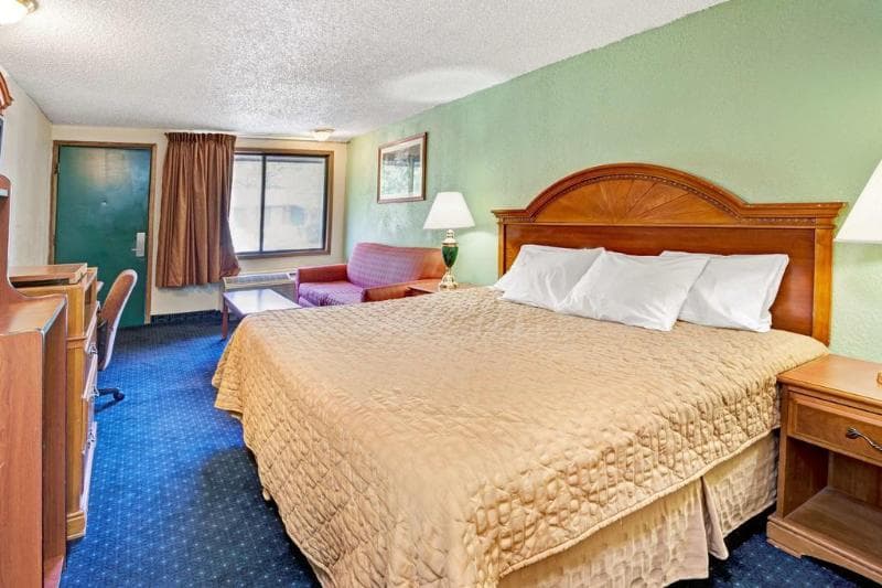 Knights Inn - Sterling Heights 3