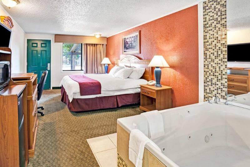 Knights Inn - Sterling Heights 5