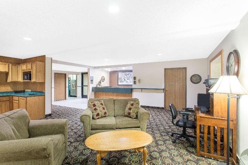 Super 8 By Wyndham Dodgeville 4