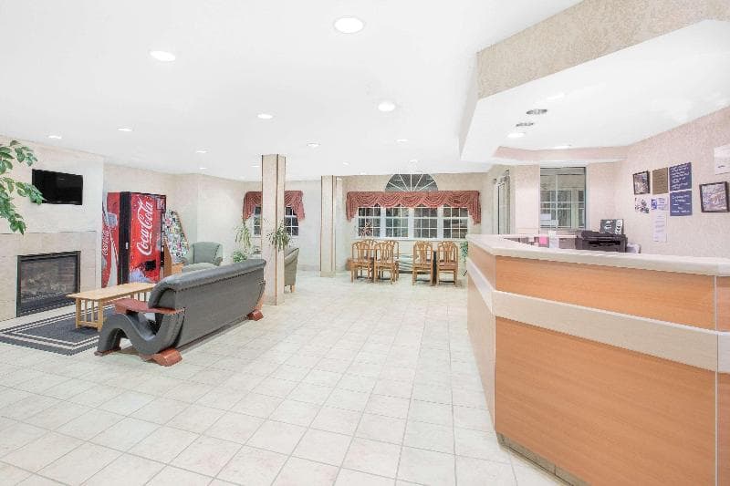 Microtel Inn & Suites By Wyndham Colfax/Newton 5