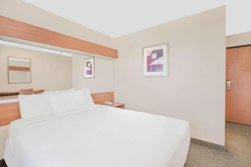 Microtel Inn & Suites By Wyndham Colfax/Newton 4