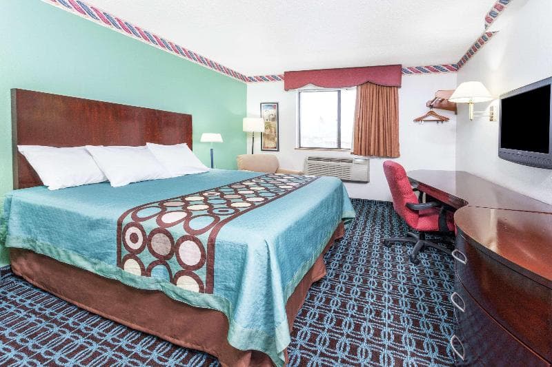 Super 8 By Wyndham Sterling Heights/Detroit Area photo 1