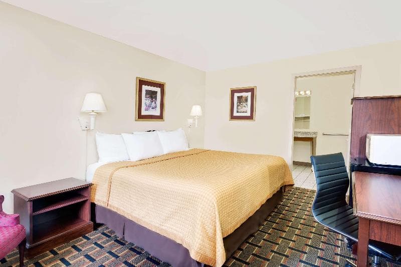 Days Inn by Wyndham Spartanburg 1