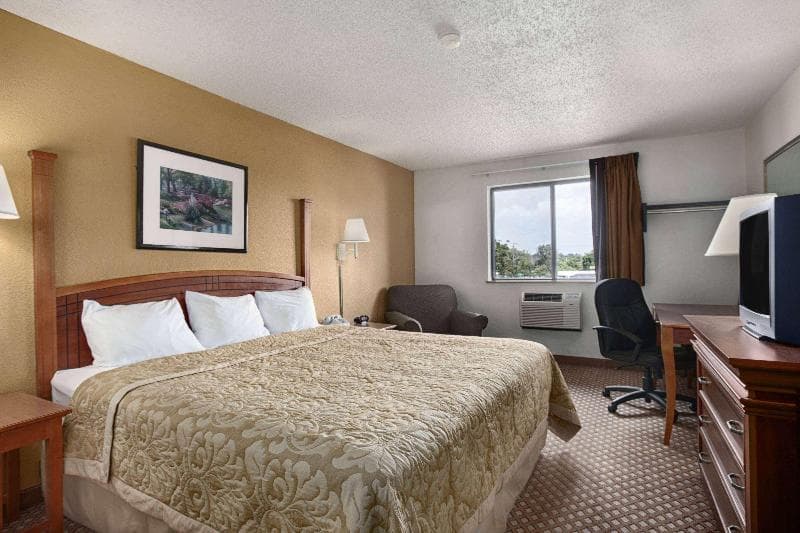 Super 8 By Wyndham Canton/Livonia Area photo 1