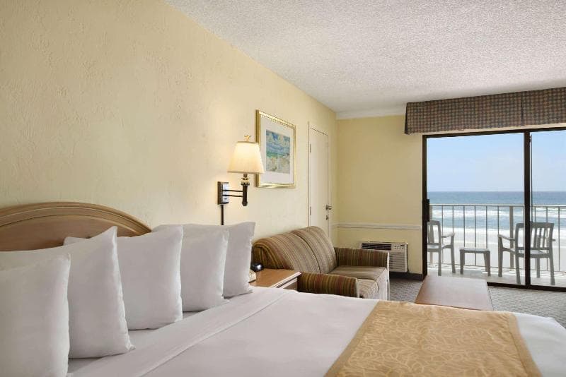 Days Inn by Wyndham Daytona Oceanfront 4