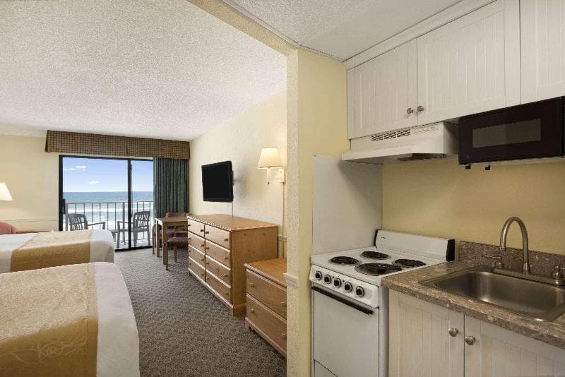 Days Inn by Wyndham Daytona Oceanfront 3