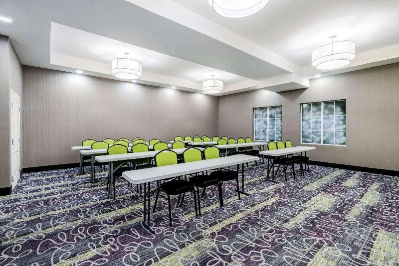 La Quinta Inn & Suites Dfw Airport West Bedford photo 1