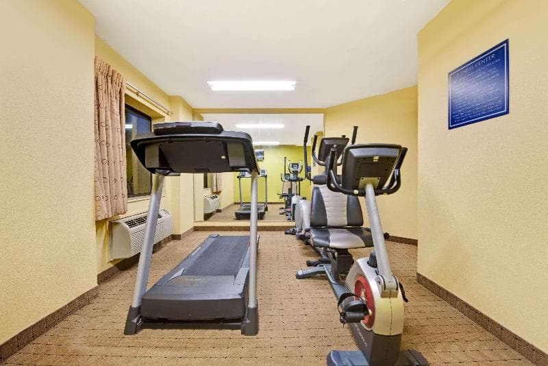 Days Inn & Suites By Wyndham Desoto 2