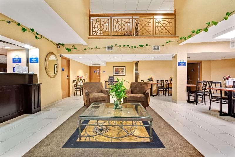Days Inn & Suites By Wyndham Desoto 4