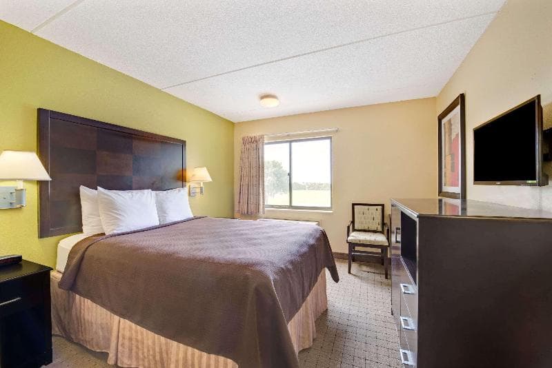 Days Inn & Suites By Wyndham Desoto 3