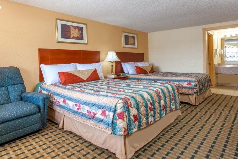 Knights Inn Seymour 2