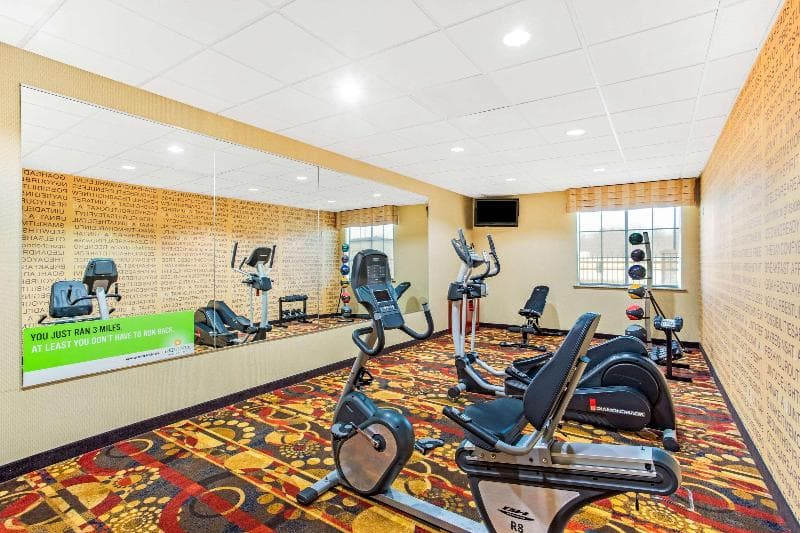 La Quinta Inn & Suites by Wyndham Ennis 2