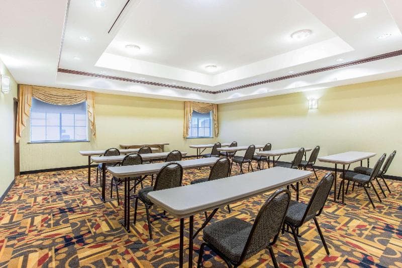 La Quinta Inn & Suites by Wyndham Ennis photo 1
